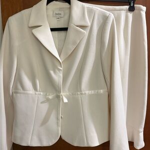 Neiman Marcus Women's Cream Blazer and skirt